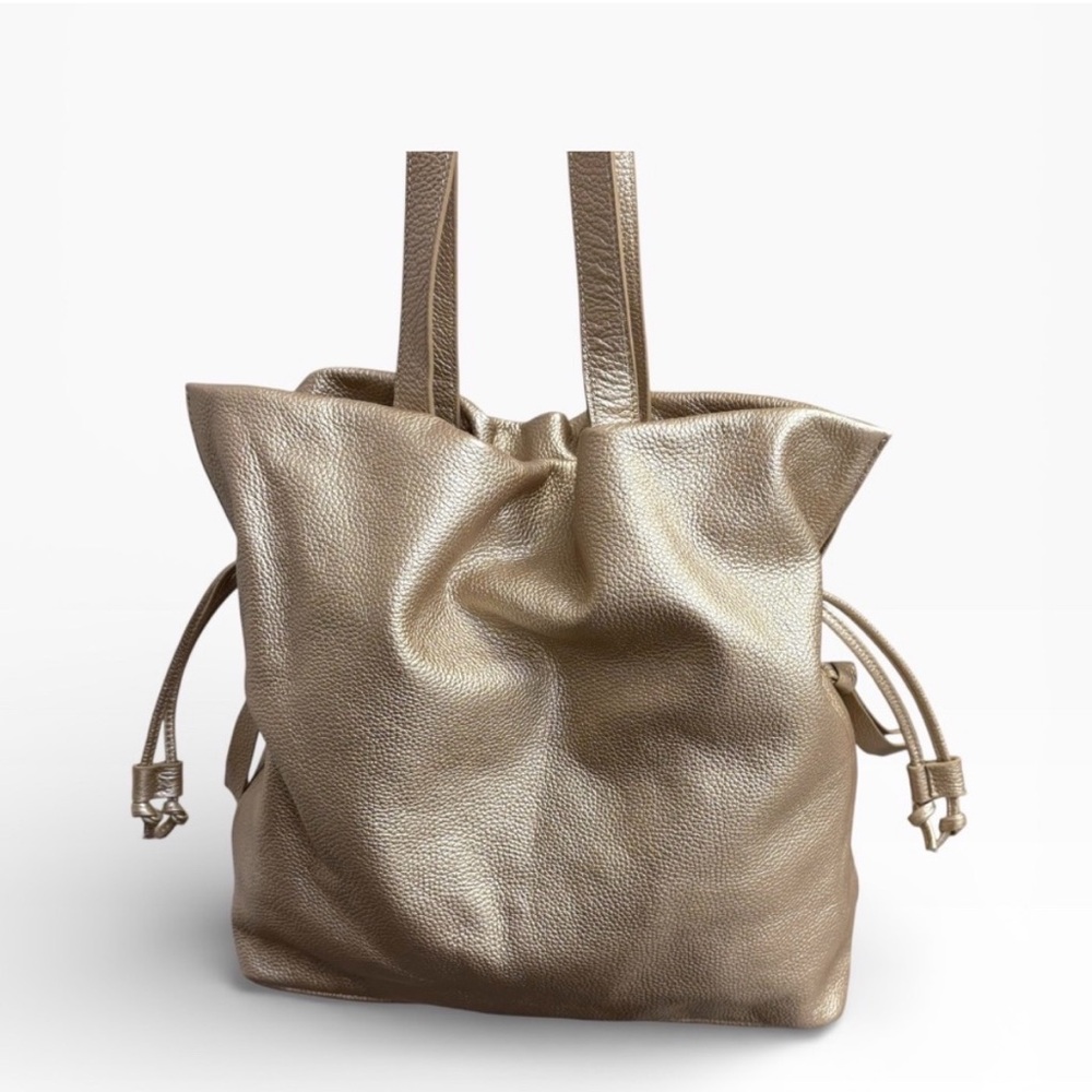 Tote Le Monde Gold Pebbled Leather Roma Clinch Bag